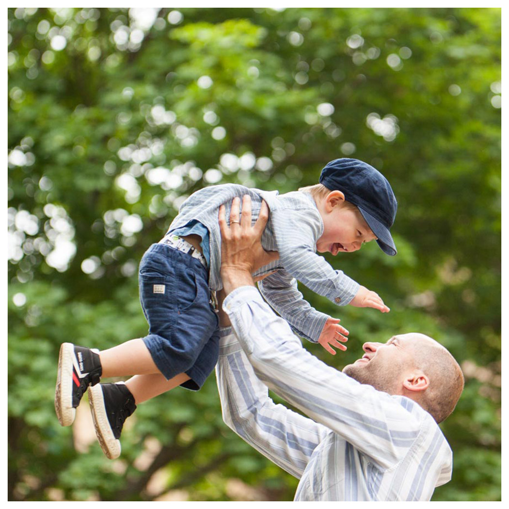 Pappa och son utomhus